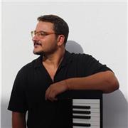 Graduado en Piano da clases de Piano, Lenguaje Musical e Improvisación a todo aquel que quiera disfrutar de la música y aprender